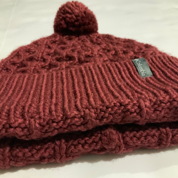 COLUMBIA Burgundy Red wool beanie, excellent - Picture 2 of 8